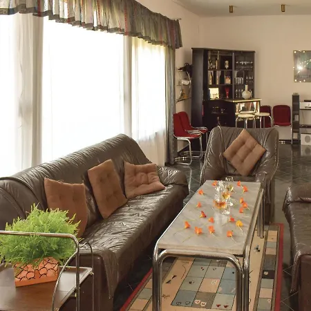 Сasa de vacaciones Six-bedroom Holiday In Village *