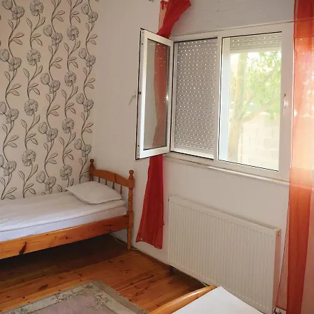 Six-bedroom Holiday In Village * Velika