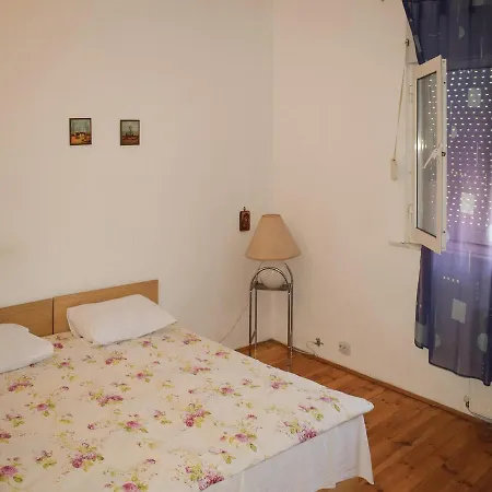 Six-bedroom Holiday In Village * Velika