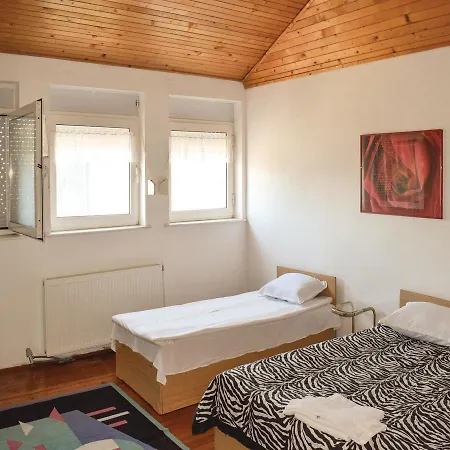 Сasa de vacaciones Six-bedroom Holiday In Village *