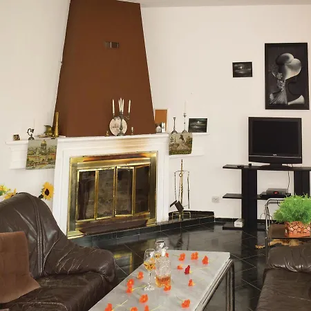 Six-bedroom Holiday In Village * Velika