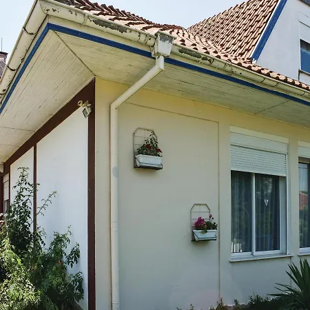 Six-bedroom Holiday In Village * Velika