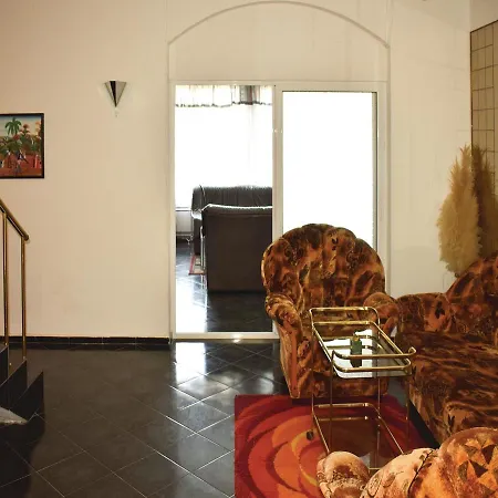 Six-bedroom Holiday In Village * Velika